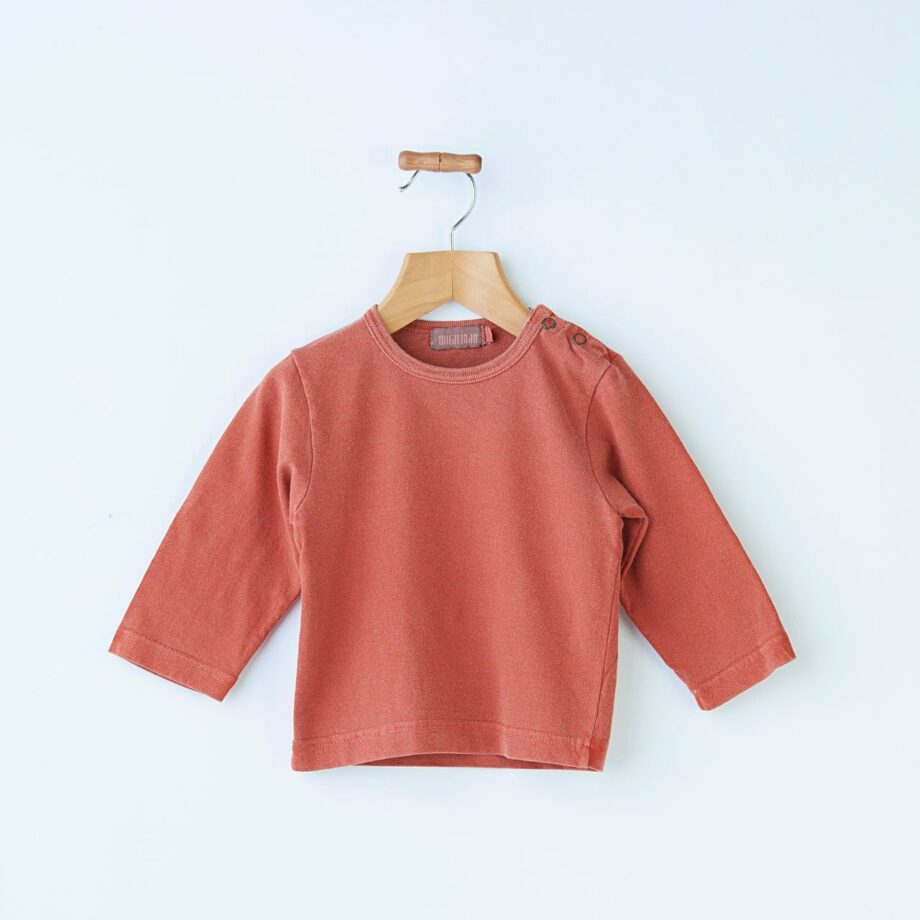 Camiseta básica de bebé de color caldera diferente y de algodón.