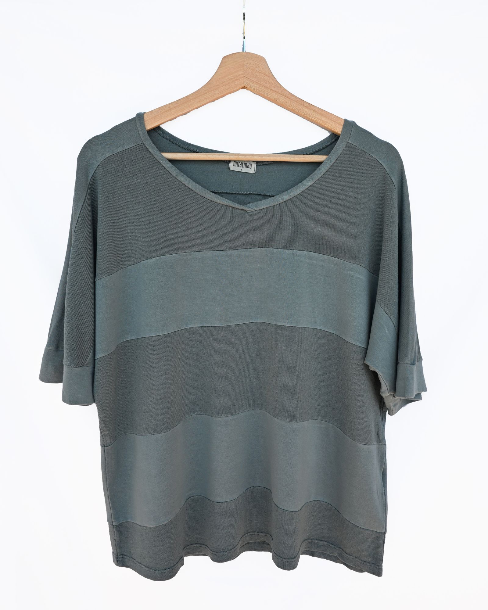 camiseta_doble_tela_manga_corta_tejido_fluido_color_gris