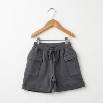 Pantalón bermuda con bolsillos
