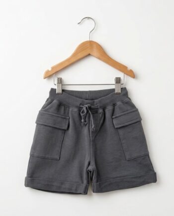 Pantalón bermuda con bolsillos