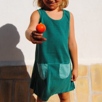 vestido_dos_bolsillos_verde_para_nina.jpg